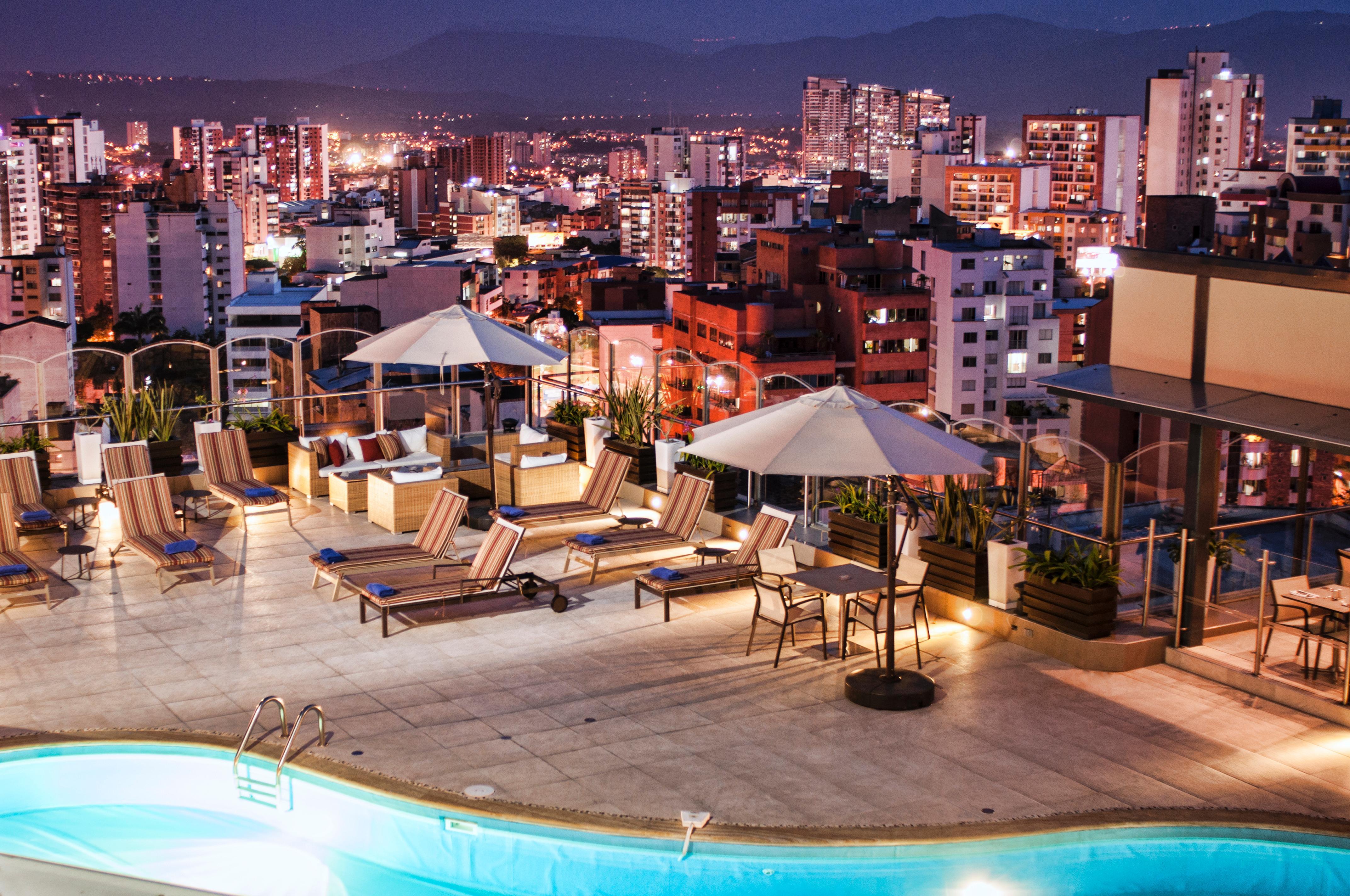 Hotel Dann Carlton Bucaramanga Eksteriør billede View from the hotel's rooftop pool