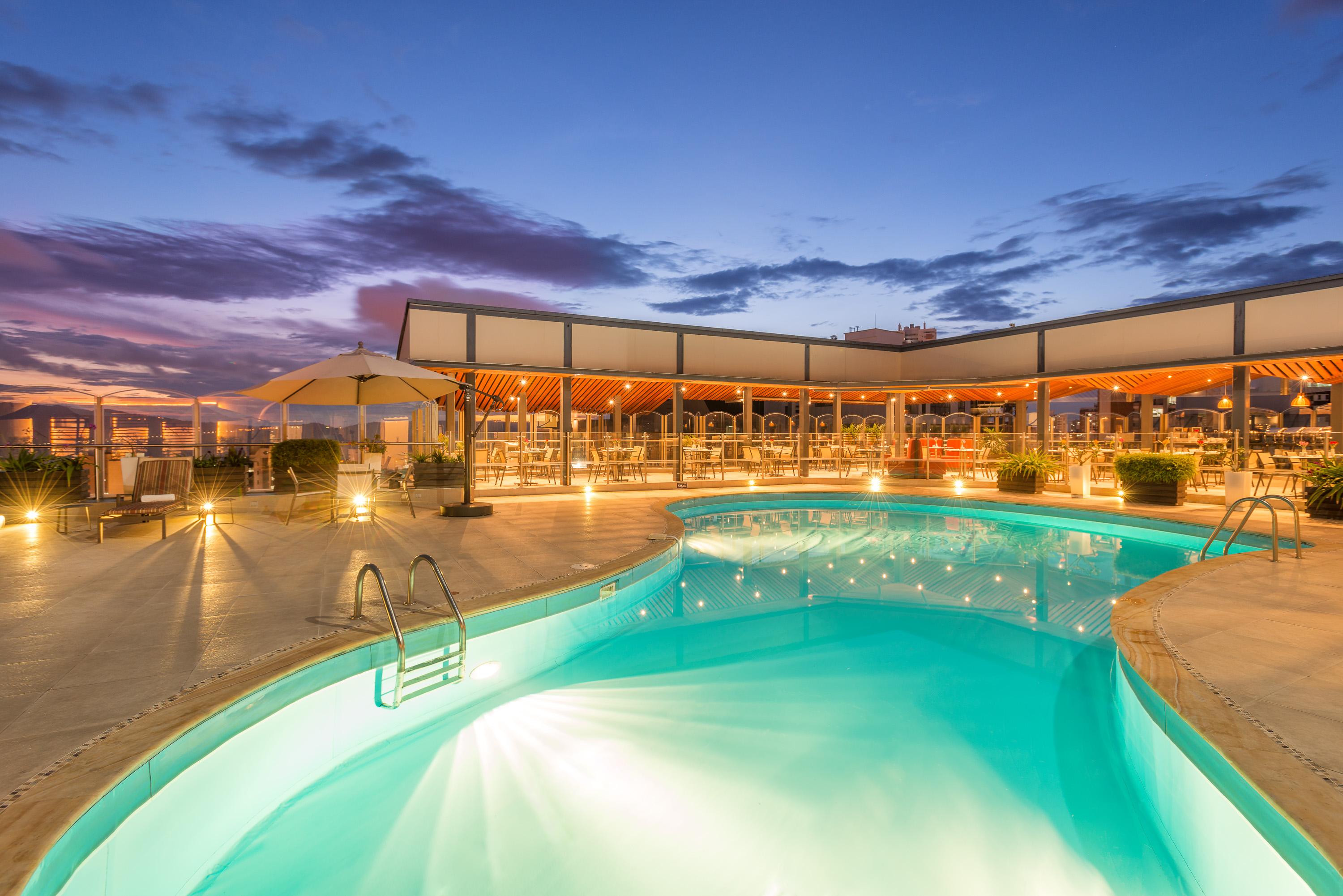 Hotel Dann Carlton Bucaramanga Eksteriør billede Rooftop pool at the hotel