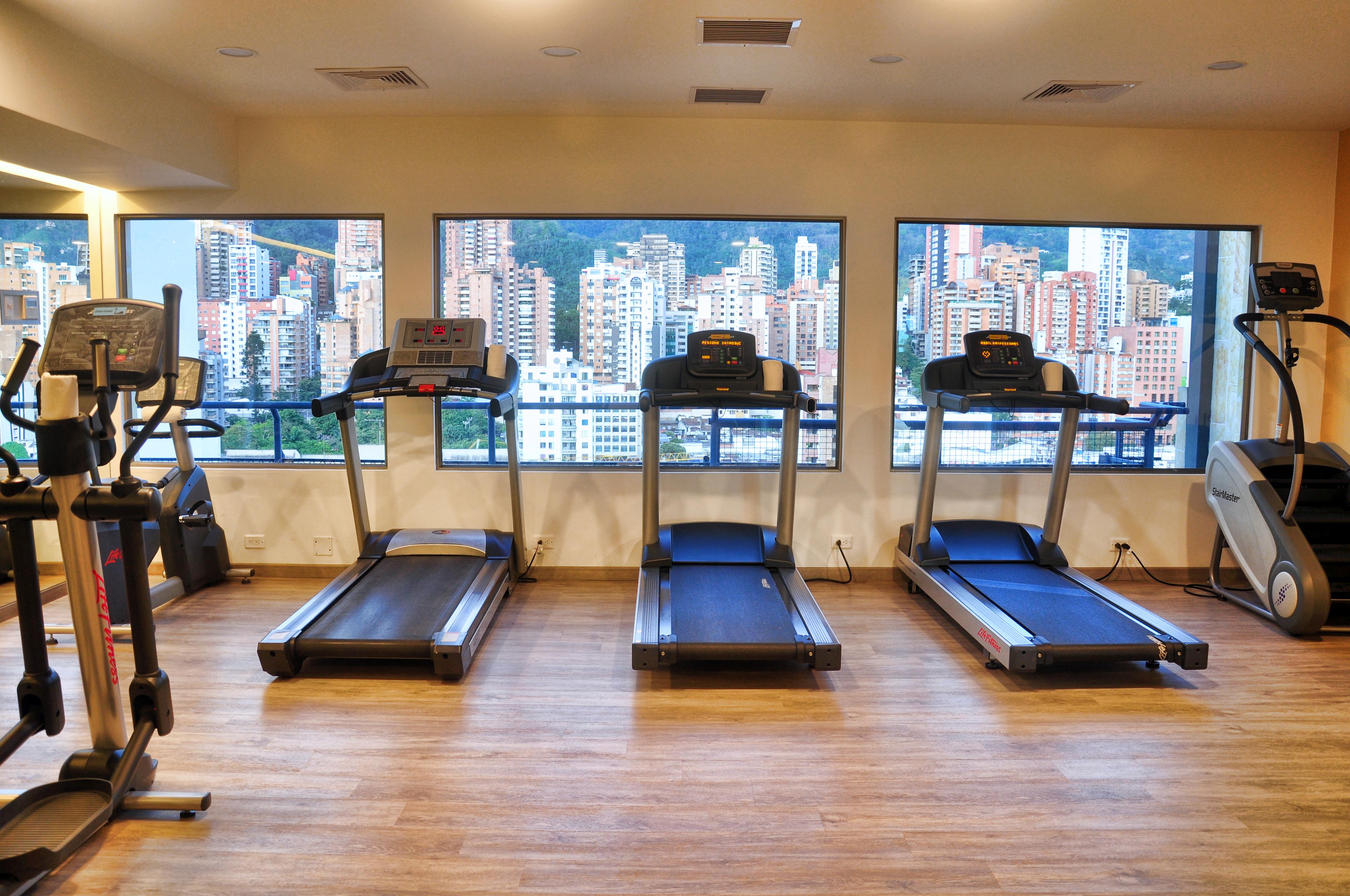 Hotel Dann Carlton Bucaramanga Eksteriør billede Treadmills in a gym