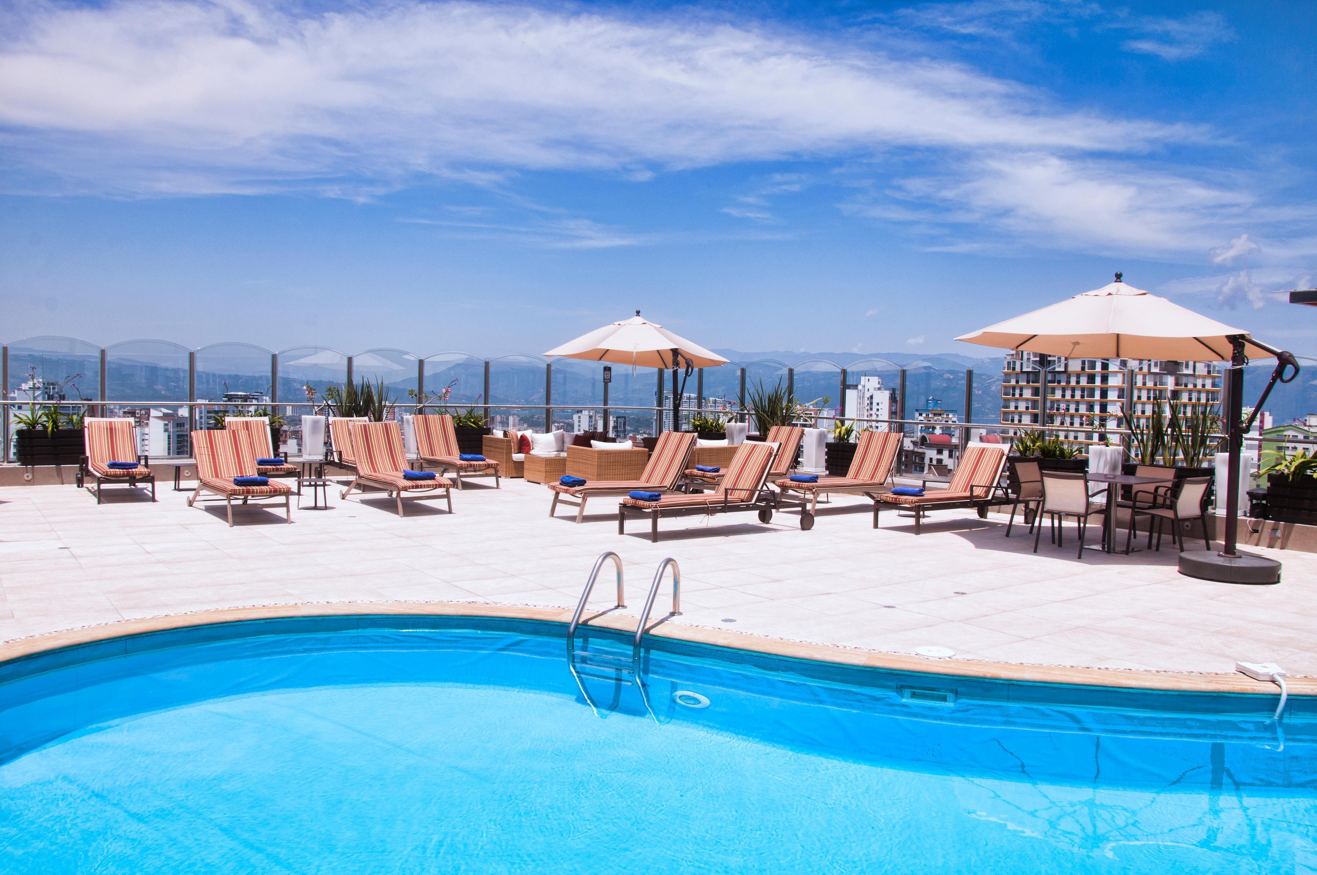 Hotel Dann Carlton Bucaramanga Eksteriør billede Rooftop pool
