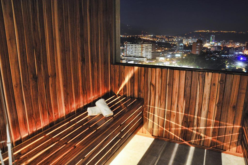 Hotel Dann Carlton Bucaramanga Eksteriør billede A balcony in a hotel